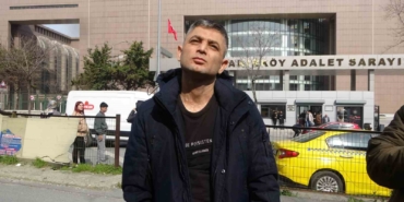 Gaziosmanpaşa’da duyma ve konuşma engeli bulunan kişinin telefonunu gasp eden ve benzin dökerek yakan sanık hakim karşısında