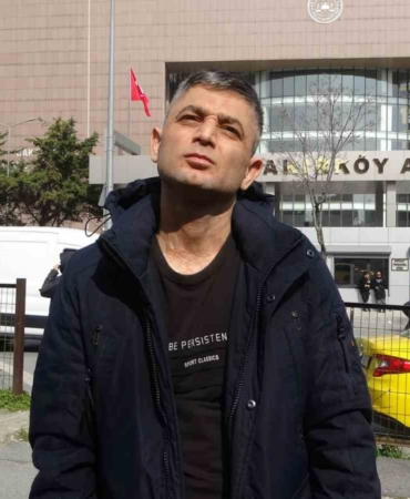 Gaziosmanpaşa’da duyma ve konuşma engeli bulunan kişinin telefonunu gasp eden ve benzin dökerek yakan sanık hakim karşısında