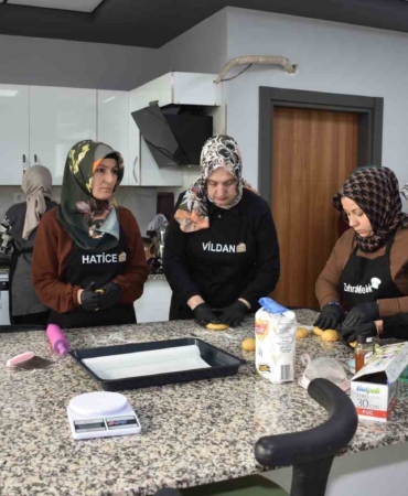 Kadınlar bu kursta hem öğreniyor, hem ailelerine destek oluyor
