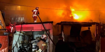 Alevlerin geceyi aydınlattığı yangında ev ve otomobil küle döndü