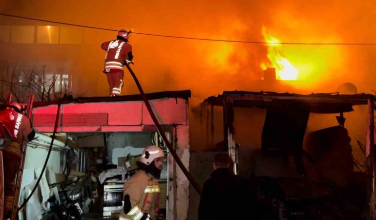 Alevlerin geceyi aydınlattığı yangında ev ve otomobil küle döndü