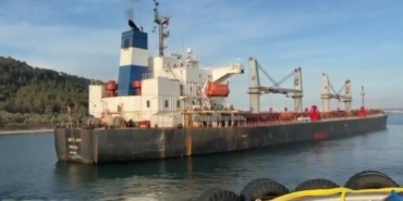 Çanakkale Boğazı’nda makina arızası yapan gemi karaya oturdu