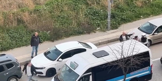 Otomobil sürücüsü motosikletliye copla saldırdı