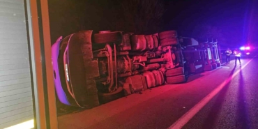 Kontrolden çıkan tır devrildi, şans eseri yaralanan olmadı