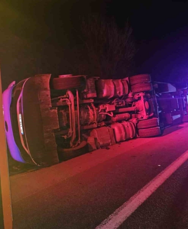 Kontrolden çıkan tır devrildi, şans eseri yaralanan olmadı
