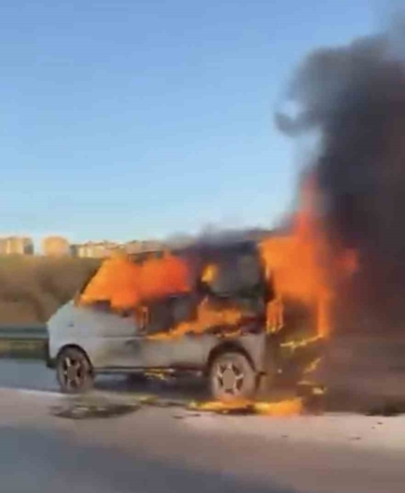 Bursa’da hafif ticari araç alev aldı