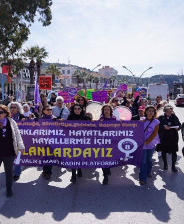 Ayvalık’ta 8 Mart yürüyüşüne yoğun katılım
