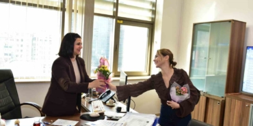 Büyükşehir’den kadın çalışanlara çiçek jesti