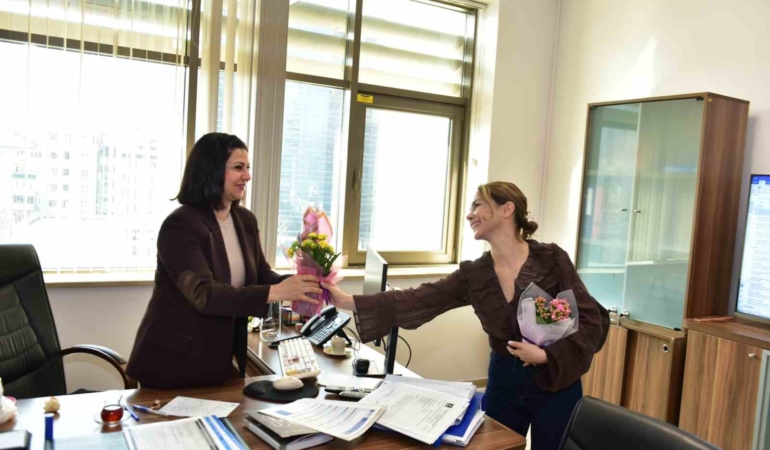 Büyükşehir’den kadın çalışanlara çiçek jesti