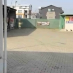 Gemlik Belediyesinin Umurbey’deki barınağını önünde toplanan hayvanseverler içeriye alınmadı