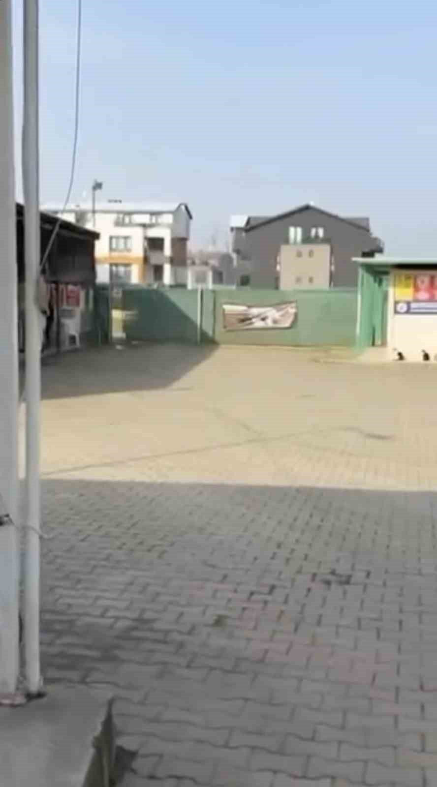 Gemlik Belediyesinin Umurbey’deki barınağını önünde toplanan hayvanseverler içeriye alınmadı