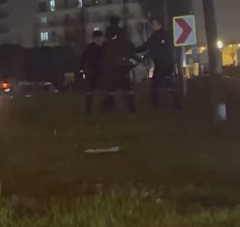 Telefon çalan adam E-5’e kaçtı, bekçiler minibüse binerek kovaladı