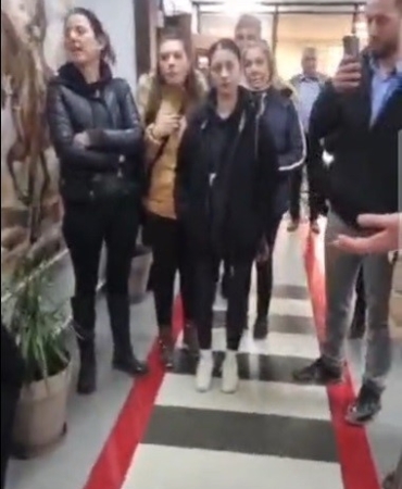 Hayvan barınağındaki şok görüntüler sonrası hayvanseverler belediyeyi bastı