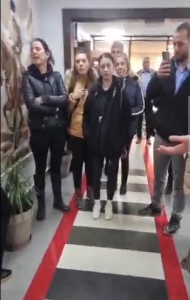 Hayvan barınağındaki şok görüntüler sonrası hayvanseverler belediyeyi bastı