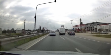 Hem kendi canını hem de diğer sürücülerin canını tehlikeye attı: O anlar araç kamerasına yansıdı