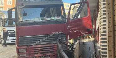 Kağıthane’de inanılmaz kaza: El frenini çekmeyi unuttuğu hafriyat kamyonunu durdurmaya çalışırken aşağı düştü