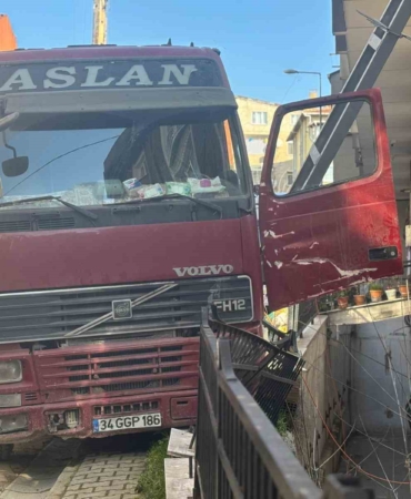 Kağıthane’de inanılmaz kaza: El frenini çekmeyi unuttuğu hafriyat kamyonunu durdurmaya çalışırken aşağı düştü