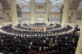 Selimiye Camii’nde restorasyon sonrası ilk bayram namazı kılındı