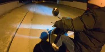 Annesine gece motor sürmeyi öğreten genç izleyenleri gülümsetti