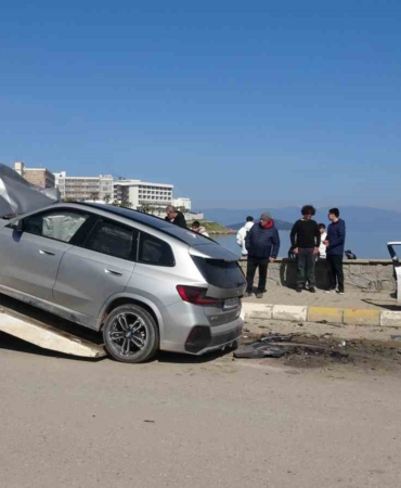 Ayvalık’ta iki araç çarpıştı 2’si ağır 6 kişi yaralandı