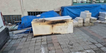 Sultangazi’de çıkan yangında zabıta ekibinin anonsu binayı boşalttı