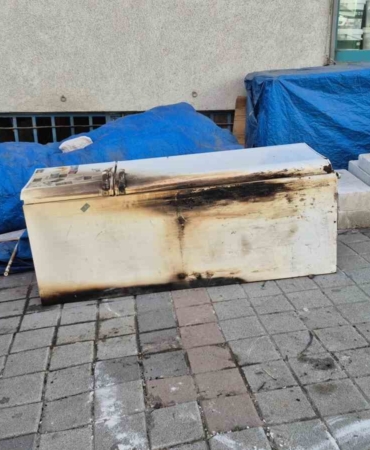 Sultangazi’de çıkan yangında zabıta ekibinin anonsu binayı boşalttı