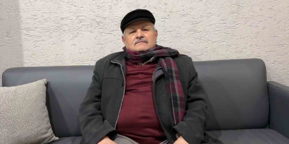 Öptü, yerine astı: "Bayrağı olmayanın milleti olmaz"