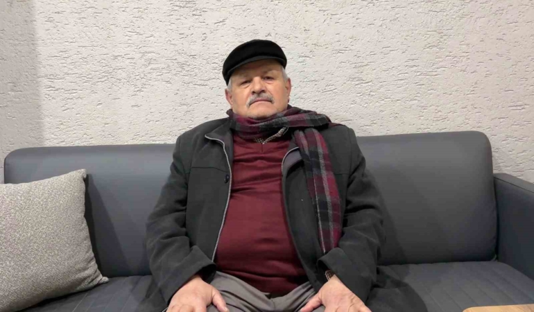 Öptü, yerine astı: "Bayrağı olmayanın milleti olmaz"