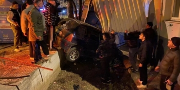 Bursa’da kontrolden çıkan araç apartmanın bahçesine savruldu