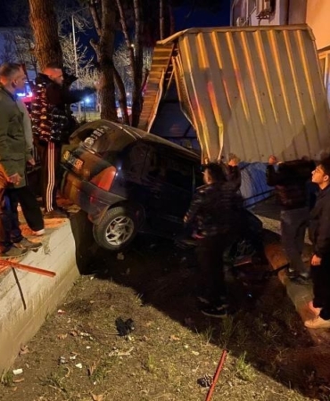 Bursa’da kontrolden çıkan araç apartmanın bahçesine savruldu