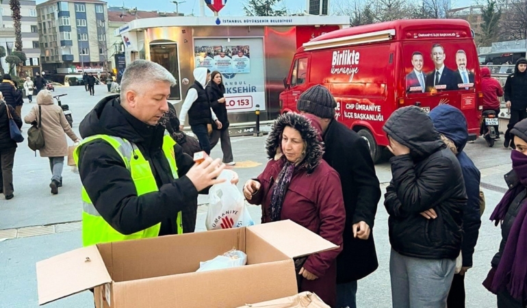 Ümraniye Belediyesinden iftara yolda yakalanan vatandaşlara iftariyelik desteği