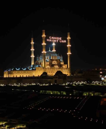 Selimiye Camii’nde mahya mesajı değişti: "Camide Hayat Var"