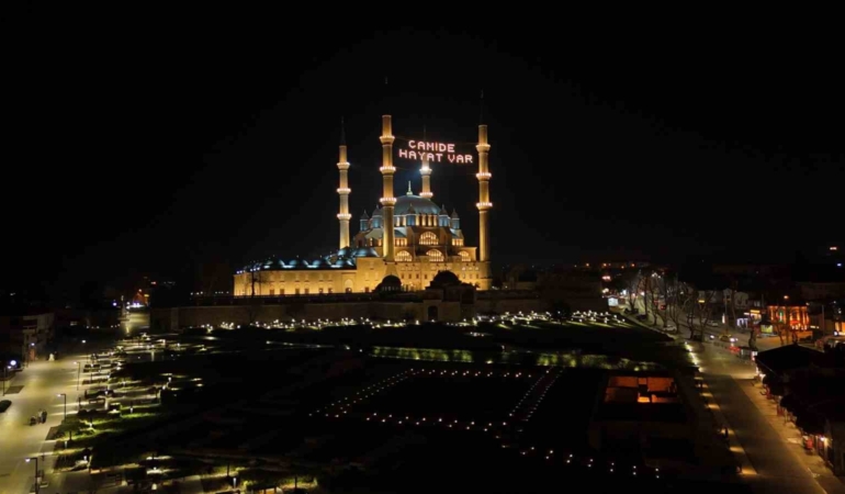 Selimiye Camii’nde mahya mesajı değişti: "Camide Hayat Var"