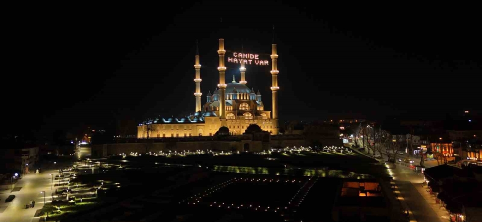 Selimiye Camii’nde mahya mesajı değişti: "Camide Hayat Var"