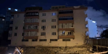 Bahçelievler’de inşaat çalışmasında zemininde boşluk oluşan 4 katlı bina mühürlendi