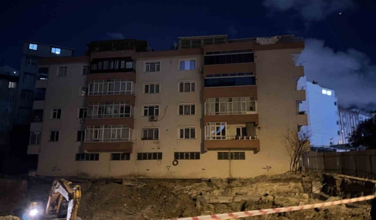 Bahçelievler’de inşaat çalışmasında zemininde boşluk oluşan 4 katlı bina mühürlendi