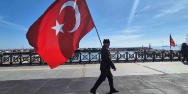 Askeri kıyafeti ve elinde Türk bayrağıyla İstanbul’dan Çanakkale’ye yürüyor