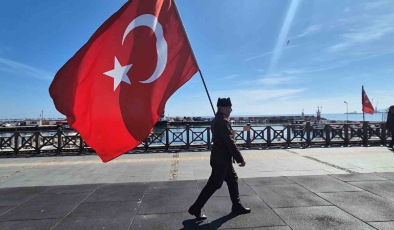 Askeri kıyafeti ve elinde Türk bayrağıyla İstanbul’dan Çanakkale’ye yürüyor