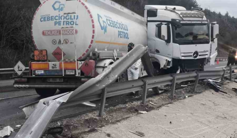 Mazot yüklü tanker kontrolden çıkarak karşı şeride geçti