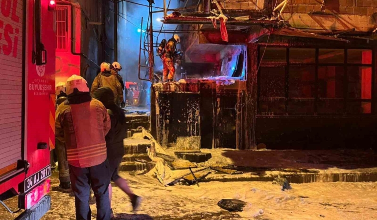 Bahçelievler’de hurda malzemelerin bulunduğu depoda yangın