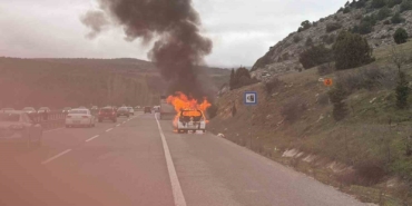 Seyir halindeki araç bir anda alev aldı