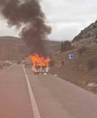 Seyir halindeki araç bir anda alev aldı