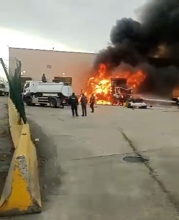 Sınırda korkutan patlama: Tır küle döndü