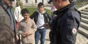 Çekilen İznik Gölü kıyısında oynayan çocuklar top mermisi buldu