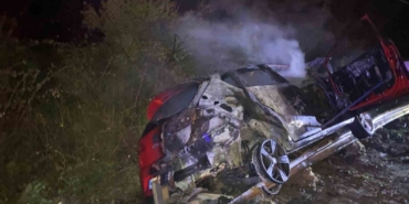 Alkollü sürücü bariyerlere çarptı, araç alev aldı