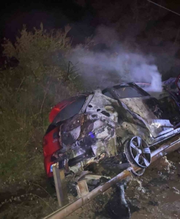 Alkollü sürücü bariyerlere çarptı, araç alev aldı