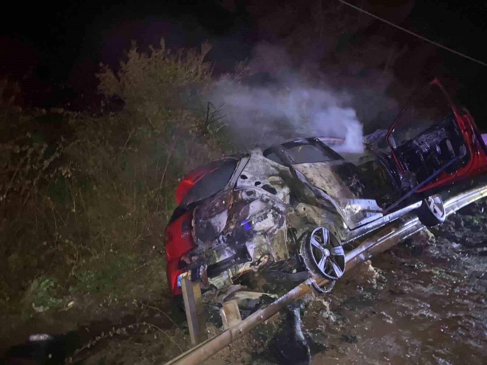 Alkollü sürücü bariyerlere çarptı, araç alev aldı