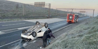 Takla atan otomobildeki 3 arkadaş emniyet kemeri sayesinde yara almadan kurtuldu