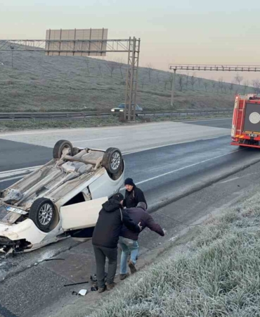 Takla atan otomobildeki 3 arkadaş emniyet kemeri sayesinde yara almadan kurtuldu