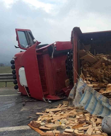 Tır devrildi: Bursa yolu ulaşıma kapandı
